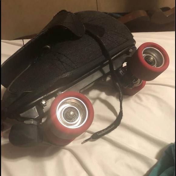 I’m selling Vnla skates for a low price. - Picture 3 of 3